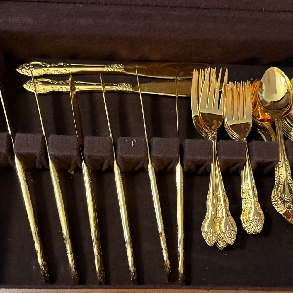 Luxurious Gold Flatware Set
